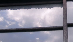 窓に泳ぐ雲