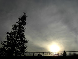 雲のベールを被った夕陽